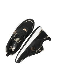 Czarne sneakersy z teksturowanej siateczki i skórzanym wierzchem, z złotymi akcentami, wzorzystymi sznurówkami oraz białą gumową podeszwą z rowkami zwiększającymi przyczepność.