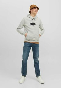 Jack & Jones JORDALSTON BRANDING HOOD - Hoodie - white melange