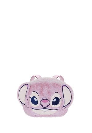 Pequeña mochila rosa peluda con forma de cara de ratón de dibujos animados con ojos grandes, orejas y una pequeña nariz sobre un fondo blanco.