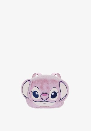 Pequeña mochila rosa peluda con forma de cara de ratón de dibujos animados con ojos grandes, orejas y una pequeña nariz sobre un fondo blanco.