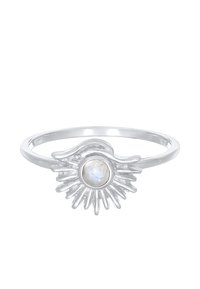 Bague en argent avec un motif en éclat de soleil et une pierre de lune centrale. Tige lisse avec des détails complexes autour de la pierre.