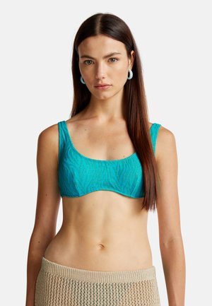 Top da bikini turchese con un motivo a onde testurizzato, spalline larghe e scollo rotondo, abbinato a uno slip alto lavorato a maglia beige.