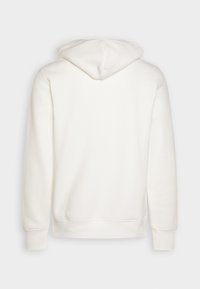 Απλό λευκό φούτερ με κουκούλα, εμφανίζεται από πίσω με μακριά μανίκια και ριμπ μανσέτες και τελείωμα σε ουδέτερο φόντο.