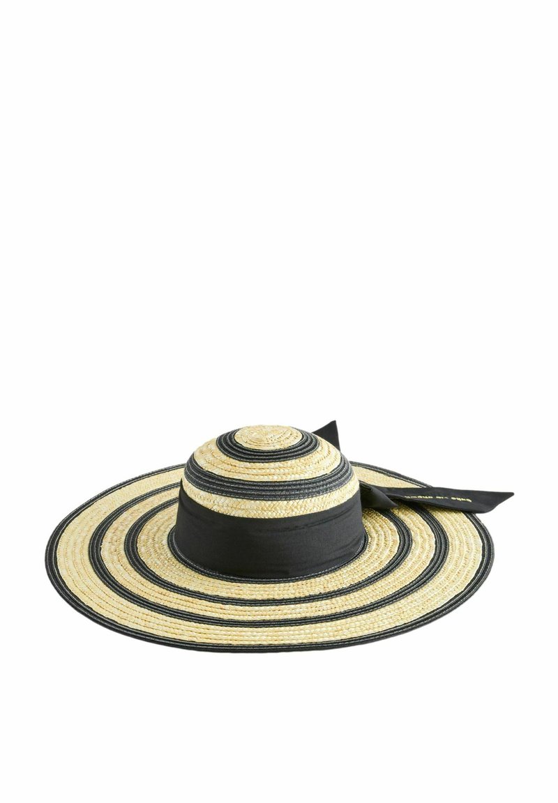 Stråhatt med vid brätte i växlande gula och svarta ränder. Ett svart band med rosett förstärker designen.