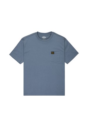 Hellblaue kurzärmlige T-Shirt aus Baumwolle, mit einer Brusttasche und einem kleinen Markenlabel auf der Tasche. Glatte Textur.
