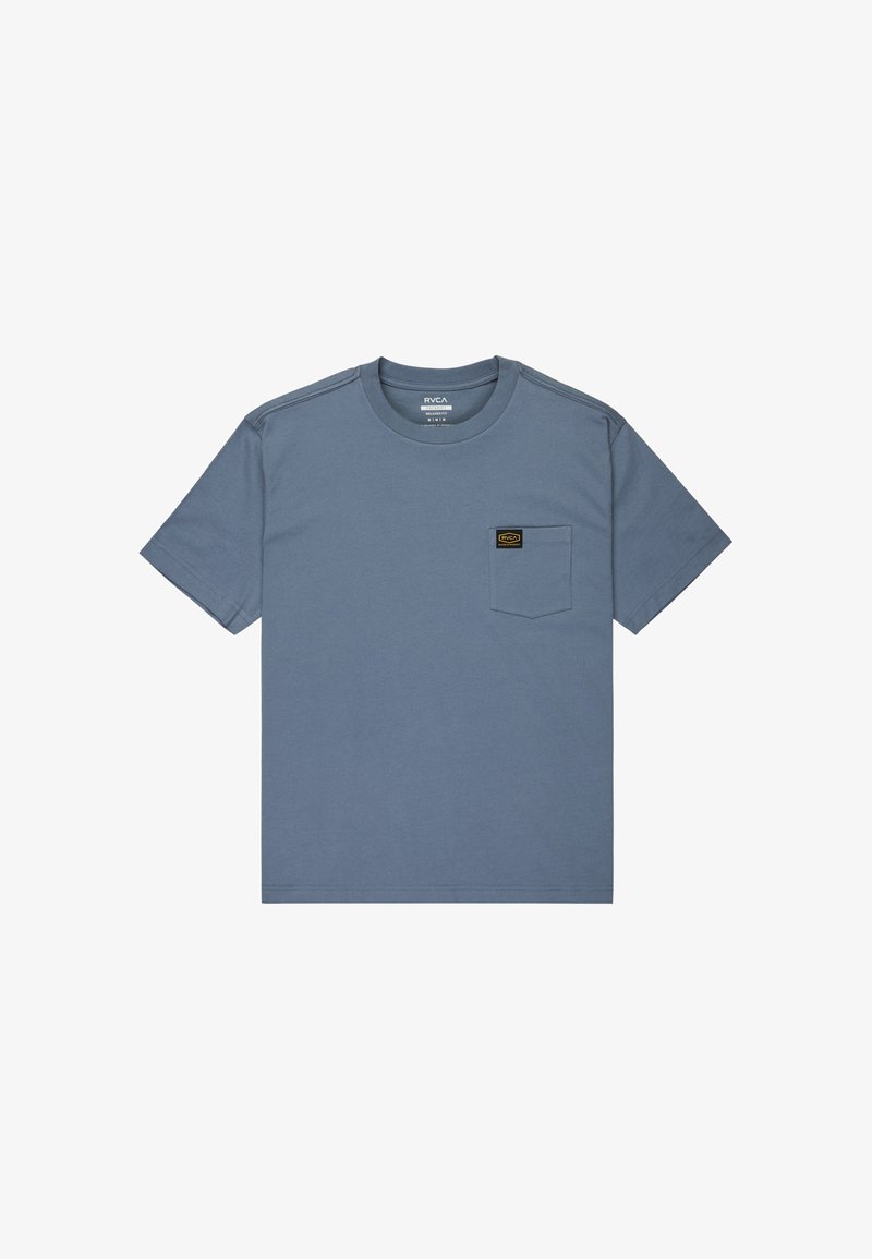 Lyseblå kortærmet T-shirt lavet af bomuld, med en brystlomme og et lille mærke på lommen. Glat tekstur.
