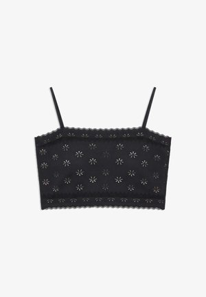 Crni top od čipke, kratki, s tankim naramenicama i cvjetnim izrezima, s valovitim rubovima na gornjoj i donjoj ivici.