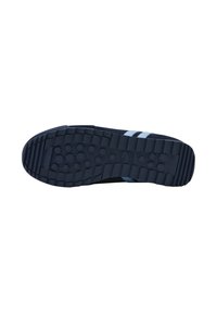 Suela de zapatilla con tacos profundos, patrón de rejilla y agarres redondos en el centro, mostrando parte de una parte superior azul oscura con rayas azul claro.