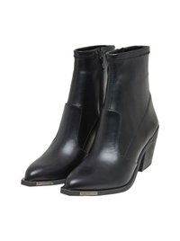 Botas de tobillo de cuero negro con punta afilada, cremallera lateral y tacón ancho. Presentan acentos metálicos en la punta y un tacón texturizado.