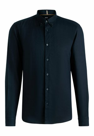Chemise à manches longues bleu foncé en tissu lisse, avec un col à revers et six boutons sur le devant.