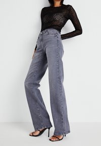 Högmidjade grå denimjeans med rak benform, med en klassisk femficksdesign och subtila blekta detaljer.