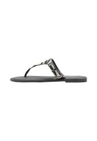 Litteinen flip-flop-sandaali, jossa on musta pohja, raidallinen kangasremmi, jossa on solkikoriste. Teksturoitu pinta ja minimalistinen muotoilu.
