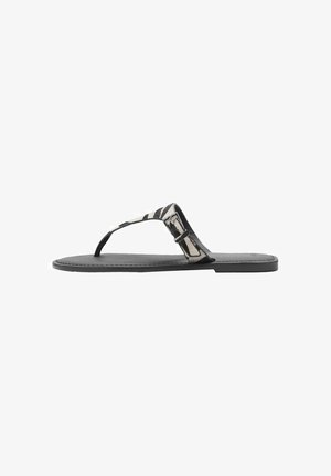 Sandale plate tip flip-flop, cu talpă neagră și curea din țesătură în dungi, accentuată cu o cataramă. Suprafață texturată și design minimalist.