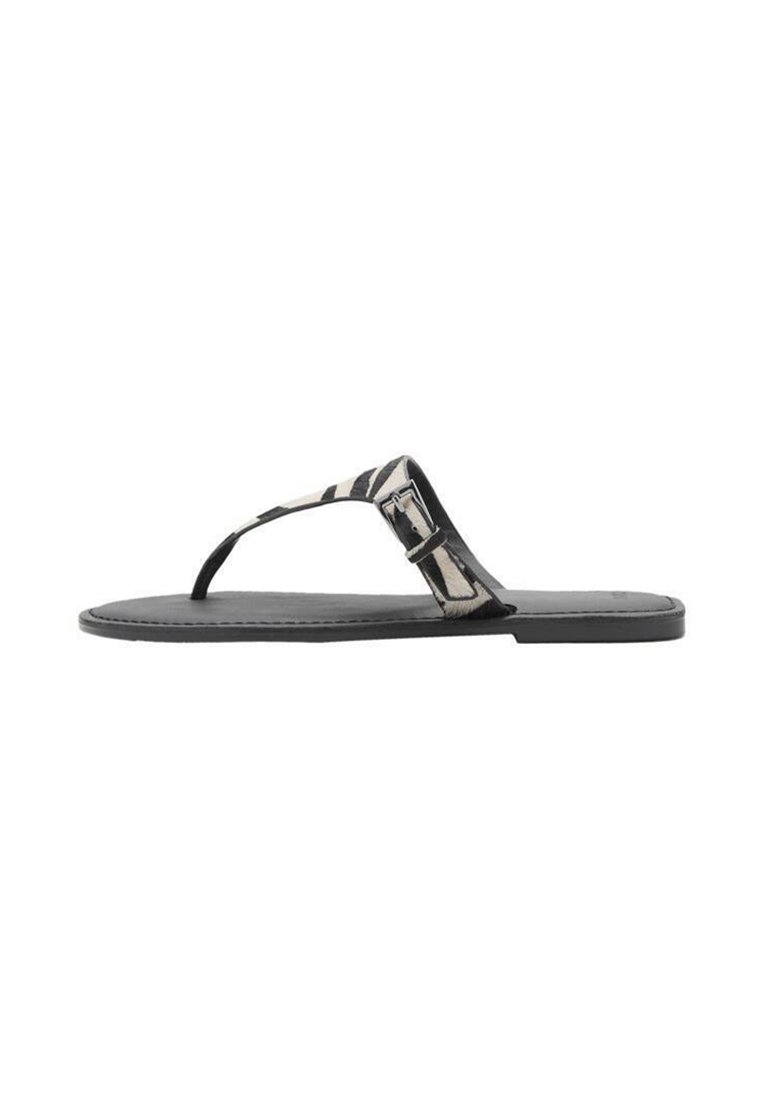 Litteinen flip-flop-sandaali, jossa on musta pohja, raidallinen kangasremmi, jossa on solkikoriste. Teksturoitu pinta ja minimalistinen muotoilu.