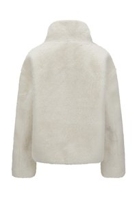 Cremefarbener Kunstpelzmantel mit hohem Kragen und langen Ärmeln. Besitzt eine weiche Textur, eine boxy Form und keine sichtbaren Beschläge oder Details.