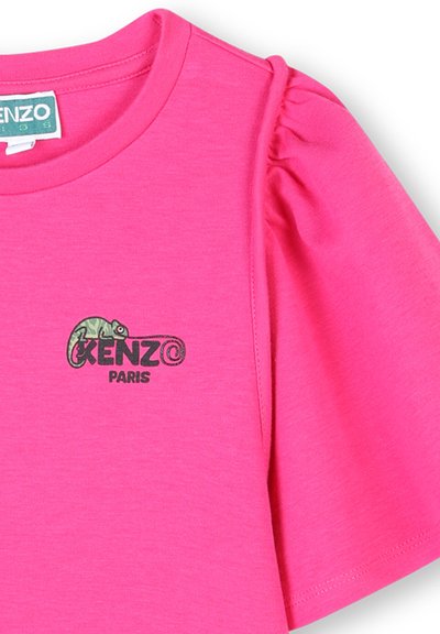 Roze T-shirt met korte mouwen, gemaakt van een gladde stof, met een groene kameleonafbeelding en "Kenzo Paris" tekst in zwart, en geribbelde mouwen.