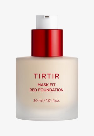 Tirtir Mask Fit Rode Foundation in een frosted glazen fles, cilindervorm, witte pomp-topp, rode metalen accenten, gelabeld met productdetails.
