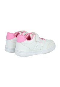 Zapatillas deportivas blancas con acentos en rosa, una correa de Velcro, detalles perforados y una suela de goma para tracción.