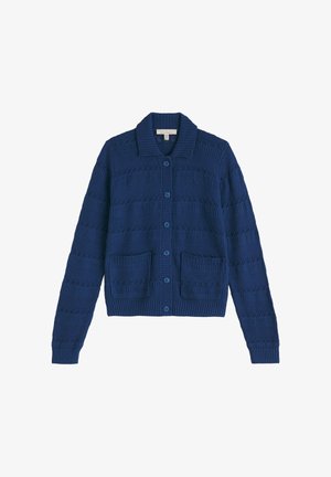 Marineblauwe gebreide cardigan met een geribbelde kraag, knoopsluiting aan de voorkant, twee voorzakken en een gestructureerd horizontaal streeppatroon.