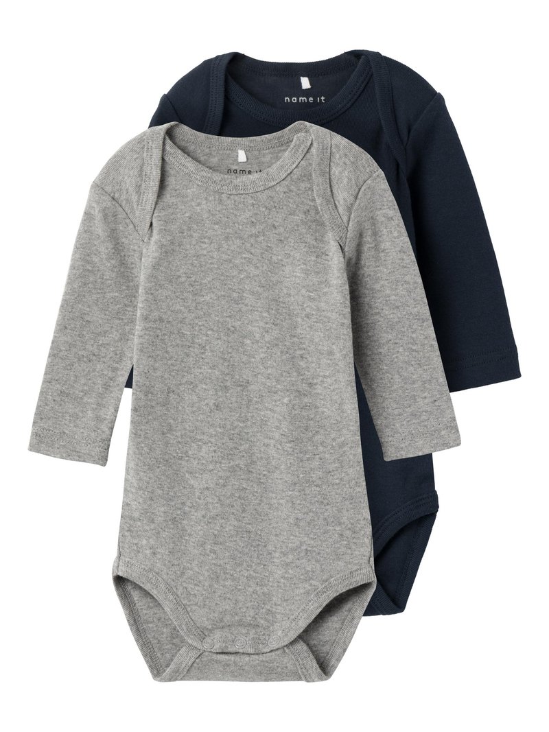 To lange ermelige bodysuits, en grå og en marineblå, laget av myk bomull med omslagsutrigning og knappelukkinger nederst.