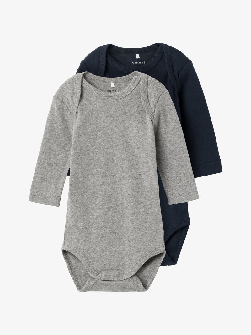 Zwei langärmelige Bodysuits, einer grau und einer marineblau, aus weichem Baumwollstoff mit Umschlagkragen und Druckknöpfen am Boden.
