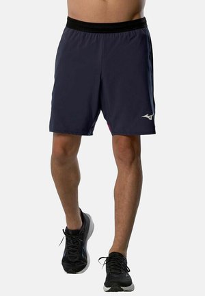 Marine sportshorts met een zwarte tailleband, gemaakt van lichtgewicht stof, en een klein zilveren logo aan de linkerkant. Heeft een relaxte pasvorm.