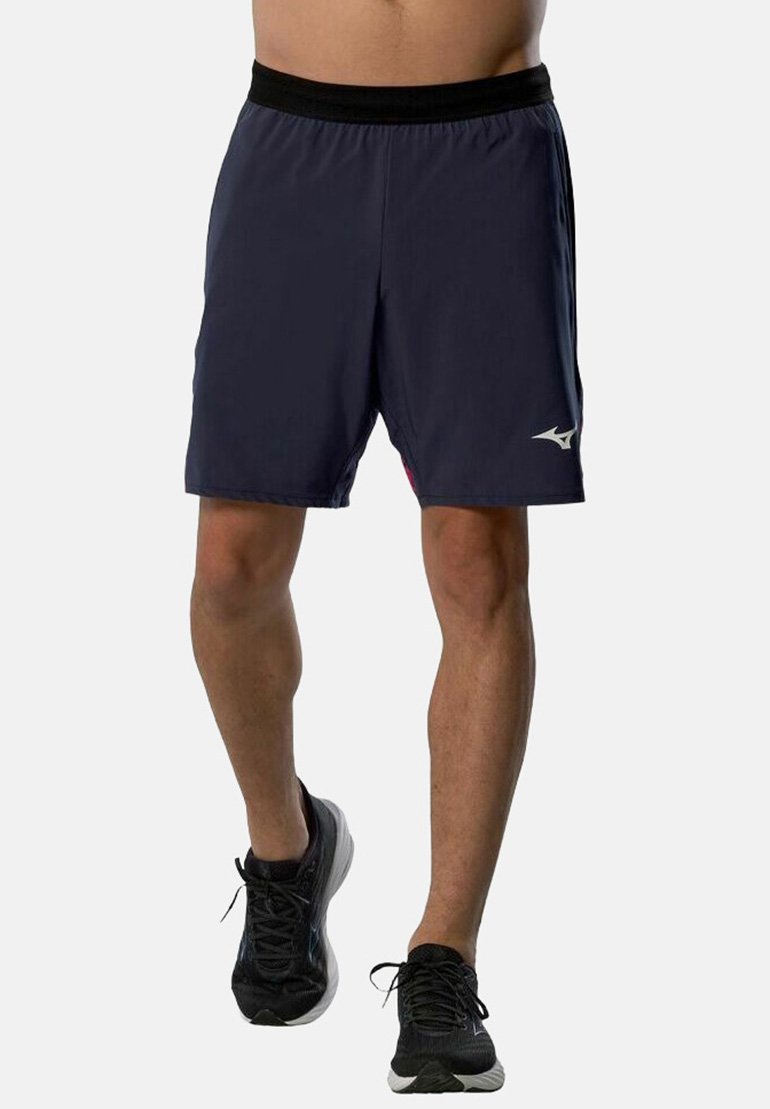 Bermudas deportivas de color marino con una cinturilla negra, fabricadas en tejido ligero y con un pequeño logo plateado en el lado izquierdo. Presentan un ajuste relajado.