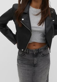 Stradivarius Veste en similicuir - black