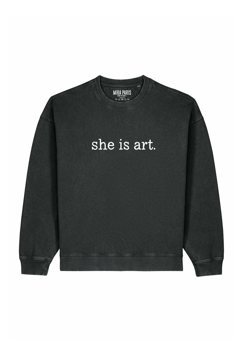Felpa nera in morbido misto cotone, con scollo a girocollo e polsini a costine. Il testo "she is art." è ben visibile in bianco.