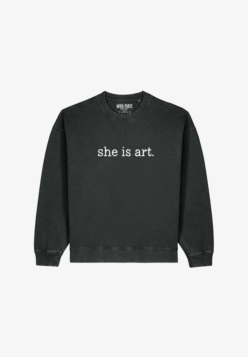 Felpa nera in morbido misto cotone, con scollo a girocollo e polsini a costine. Il testo "she is art." è ben visibile in bianco.
