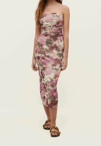 Robe ajustée bustier à motif floral aux teintes rose, violet et gris. Tissu doux et lisse avec un ourlet arrivant au genou.