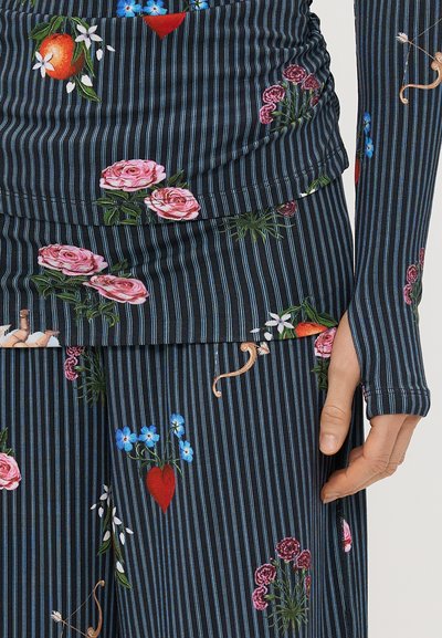 Ριγέ σκούρος υφασμάτινος σχηματισμός με λουλουδάτα σχέδια, που περιλαμβάνουν τριαντάφυλλα, καρδιές και μπλε λουλούδια. Η κοντινή εικόνα αποτυπώνει την υφή και τον επιπεδωμένο σχεδιασμό.