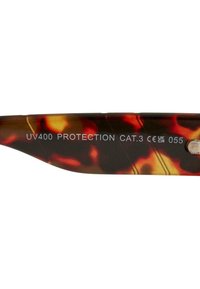 Hnedé slnečné okuliare s lesklým povrchom, s nápisom "UV400 PROTECTION CAT.3 CE UK 055" vygravírovaným na stranici pre indikáciu ochrany pred slnkom.