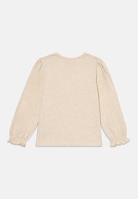 Beige pika-pikad varrukad ja ümar kaelus, volangidega puhv-suuruses varrukad ja rippuvad randmed. Pehme struktuurne kangas. Üksikasjadeta lihtne disain.