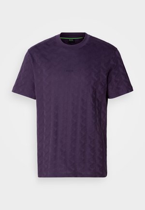 Paarse korte mouw t-shirt met een gestructureerd geometrisch patroon en een ronde hals. Heeft een subtiele logo in het midden.