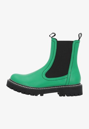 Groene rubberen Chelsea-boot met zwarte elastische panelen, trekhulpjes, stevige zwarte zool en decoratieve witte stiksels, met een gladde textuur.