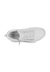 Weißer Skechers-Sneaker mit perforiertem Lederobermaterial, Memory-Schaum-Einlegesohle, flachen Schnürsenkeln und einem seitlichen Reißverschluss für einfachen Zugang.
