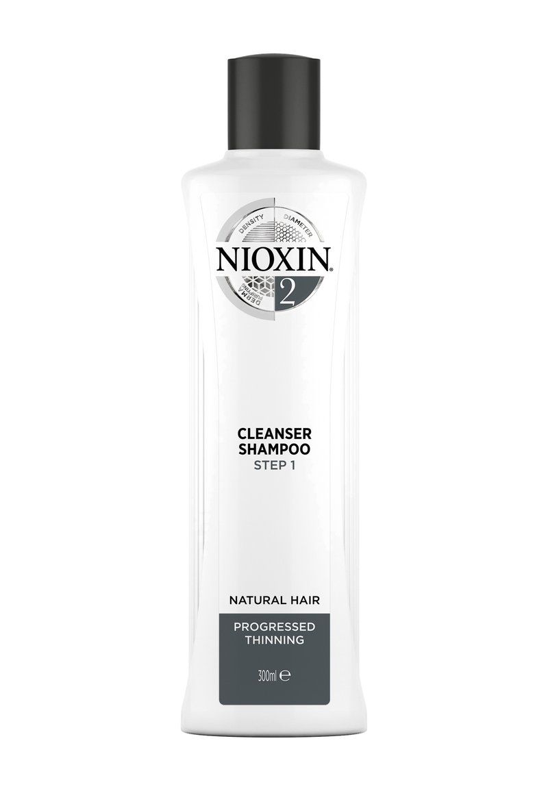 Hvid plastflaske med et sort låg, mærket "Nioxin Cleanser Shampoo," 300ml, designet til naturligt hår med fremskreden udtynding.