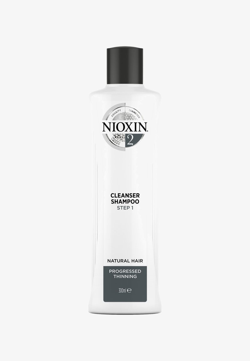 Witte plastic fles met een zwarte dop, gelabeld "Nioxin Cleanser Shampoo," 300 ml, ontworpen voor natuurlijk haar met voortschrijdende dunnerwording.