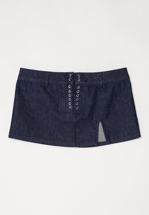 Falda de mezclilla en azul oscuro con un diseño de cordones en la parte delantera, dos bolsillos laterales y una abertura lateral. Textura suave y forma ajustada.