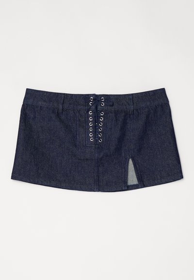 Sötétkék farmer szoknya elöl fűzős kialakítással, két oldalsó zsebbel és oldalsó hasítékkal. Simogatós tapintású és testhezálló fazon.