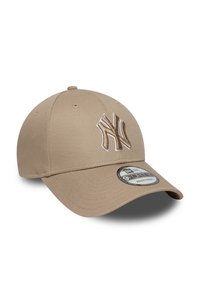 Casquette de baseball beige avec un logo NY brodé en brun clair. Dotée d'un bord incurvé et d'une sangle arrière ajustable. Fabriquée en tissu.