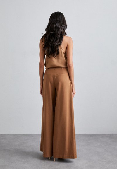Alice + Olivia SIMON WIDE LEG TROUSER - Kalhoty - camel