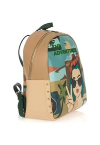 Zaino sintetico beige con un grafico a tema avventura colorato, forma curva, chiusura con zip e spallacci neri regolabili.