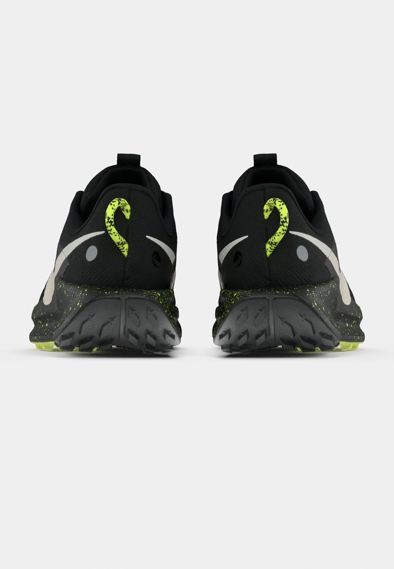 Zapatillas deportivas negras con una parte superior texturizada, detalles en verde neón, un diseño distintivo en el talón y una suela de goma resistente con patrones de tracción.