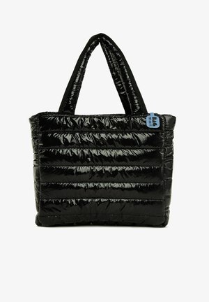Bolso tote acolchado negro con un acabado brillante, que presenta dos asas cortas y una pequeña etiqueta azul. Forma rectangular con rayas horizontales.
