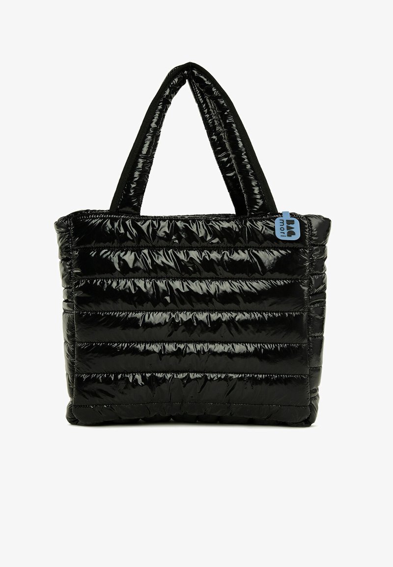 Sort quiltet taske med en blank finish, der har to korte håndtag og et lille blåt mærke. Firkantet form med vandrette striber.