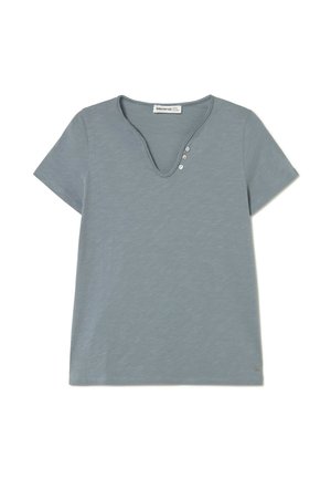 Camiseta azul pizarra de manga corta con un escote en forma de V y tres pequeños botones en el lado izquierdo cerca del cuello.