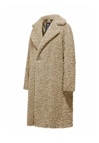 Beige lange teddyjas van gestructureerd krullend nepbont, met brede revers en enkele knoopsluiting, weergegeven op een witte achtergrond.