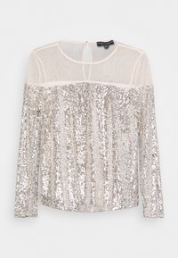 Silbernes Paillettenoberteil mit transparentem Mesh-Einsatz, langen Ärmeln, rundem Ausschnitt und einem Schlüssellochdetail am Rücken. Das Paillettenmuster ist vertikal und reflektierend.